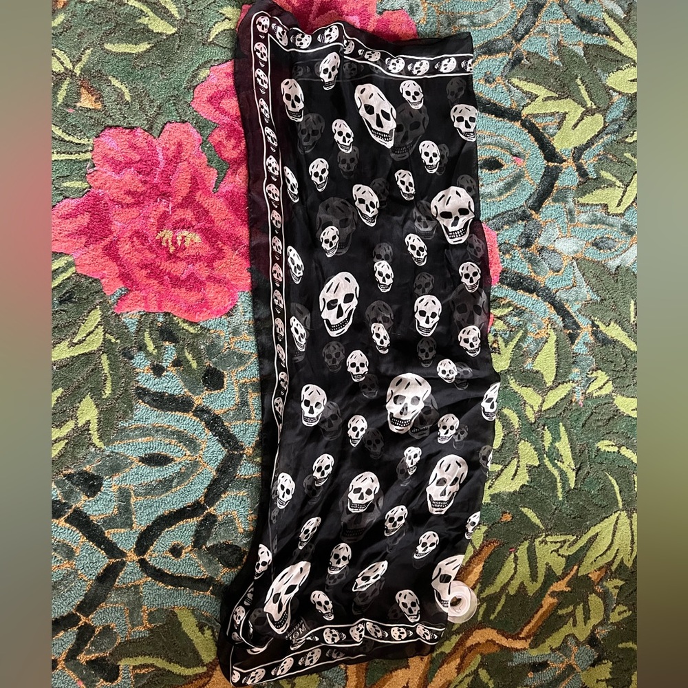 Alexander McQueen black and white skull scarf